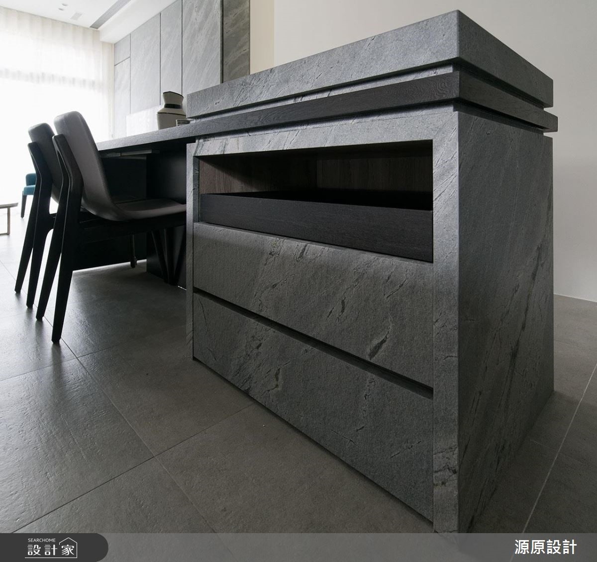 25 坪現代風住宅,為夫妻兩人與長輩的兩代居所,在設